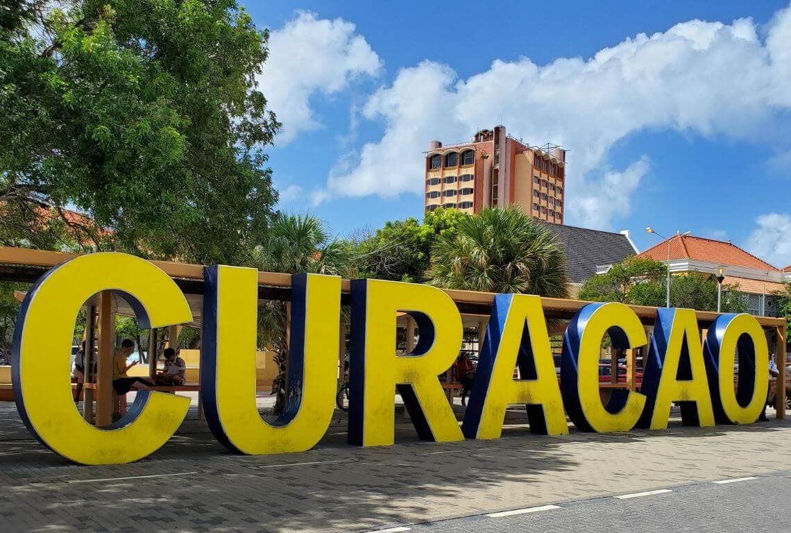 How to get from Curaçao Airport to Willemstad City Centre?