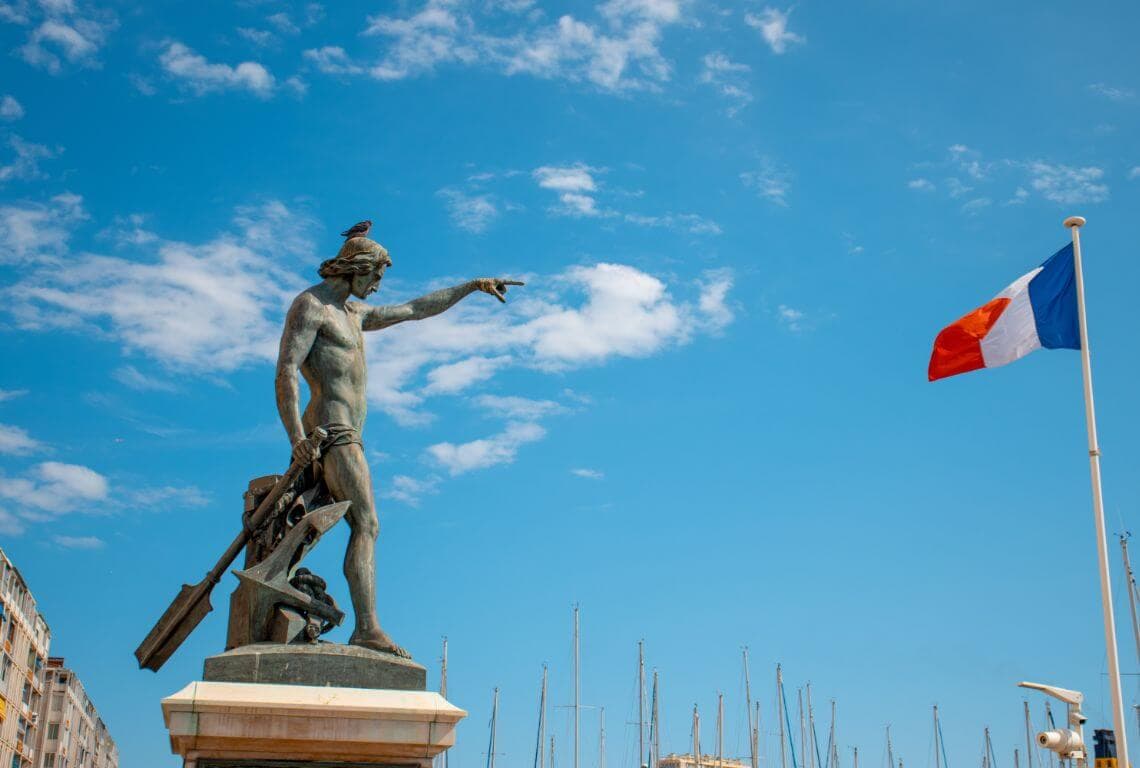 How to get from Toulon Hyeres Airport to St Tropez?